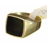 HERRENRING 333/000 Gelbgold mit Onyxplatte. Brutto ca. 4,4g, Gr.68 A MEN'S RING 333/000 yellow