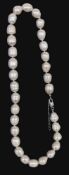 COLLIER MIT BAROCKPERLEN L.41cm, D. ca. 10mm. Metallschließe A NECKLACE WITH BAROQUE PEARLS 41 cm