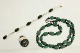 3 TEILE JADESCHMUCK Collier, Armband und Ring. Silber 3 JADE JEWELLERY PIECES A necklace, a bracelet