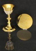 ABENDMAHLSKELCH MIT PATENE wohl Tschechoslowakei 1920er Jahre Silber vergoldet mit Opalcabochons.