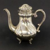 SILBERNE KAFFEEKANNE Deutsch um 1900 Silber 800. Dresdner Barockstil. H.24cm, ca. 880g.