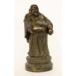 GLÜCKSBUDDHA MIT BEUTEL China Patinierte Bronze. H.31cm A LUCKY BUDDHA WITH BAG China Patinated