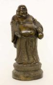 GLÜCKSBUDDHA MIT BEUTEL China Patinierte Bronze. H.31cm A LUCKY BUDDHA WITH BAG China Patinated