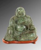 GLÜCKSBUDDHA China Grün patinierte Bronze. H.16cm, Holzsockel. A LUCKY BUDDHA China Green