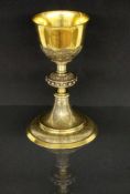 ABENDMAHLSKELCH München um 1865 Silber vergoldet mit graviertem und reliefiertem Dekor. Meister: