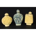 LOT VON 3 SNUFF BOTTLES Bein mit reliefgeschnitztem Dekor. H. ca. 6-7cm A LOT OF 3 SNUFF BOTTLES