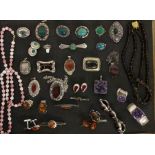 LOT VON 32 TEILEN SCHMUCK teils antik, meist Silber. Mit verschiedenen Edelsteinen A LOT OF 32