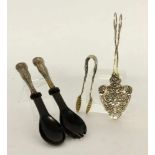 VIER VORLEGEBESTECKE Silber, teils mit Horn FOUR PIECES OF SERVING CUTLERY Silver, partly with horn