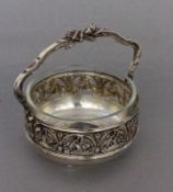 HENKELSCHALE Versilbertes Metall mit Glaseinsatz. D.10,5cm A HANDLED BOWL Silver-plated metal with