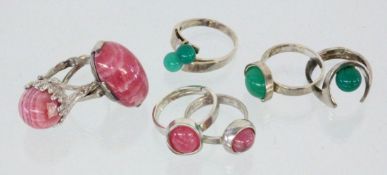 LOT VON 7 TEILEN SILBERRINGEN mit Rhodochrosit und Chrysopras A LOT OF 7 SILVER RINGS with