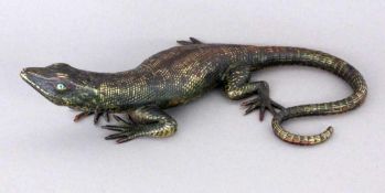 SMARAGDEIDECHSE Wiener Bronze, patiniert und teils bemalt, Glasaugen. Gemarkt. L.27cm A GREEN LIZARD