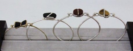 LOT VON 4 TEILEN SILBERSCHMUCK mit div. Edelsteinen A LOT OF 4 SILVER JEWELLERY PIECES with