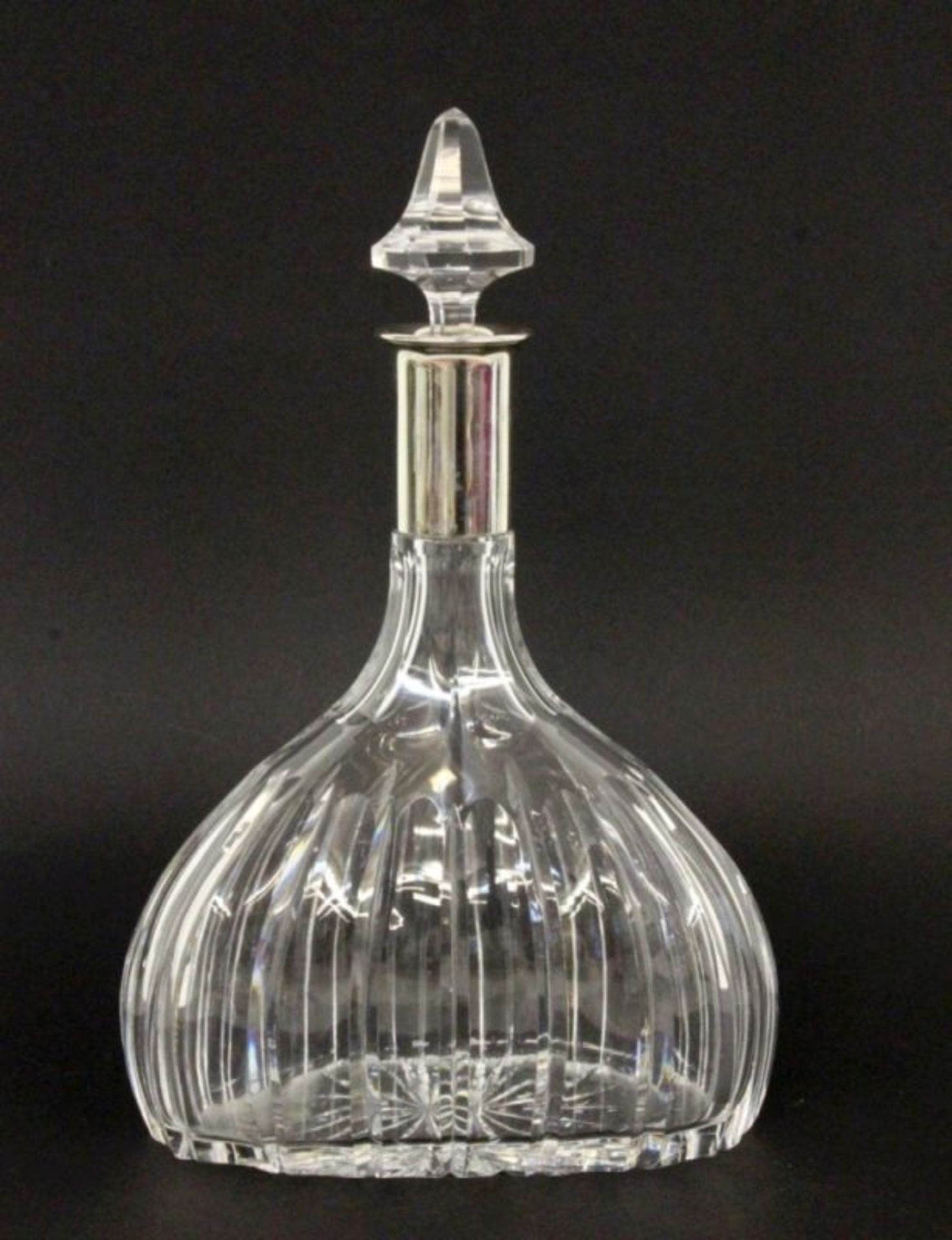 KARAFFE MIT STÖPSEL um 1920 Farbloses geschliffenes Kristallglas mit silberner Halsmanschette. H.
