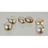 3 PAAR OHRSTECKER 585/000 Gelbgold mit Mabéperlen. 3 PAIRS OF STUD EARRINGS 585/000 yellow gold with
