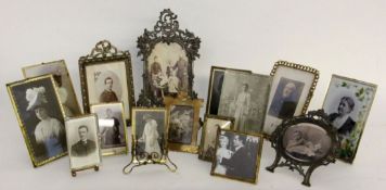 LOT VON 15 BILDERRÄHMCHEN Metall. Meist um 1900. H. max. 28cm A LOT OF 15 SMALL PICTURE FRAMES