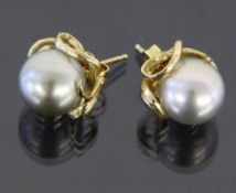 PAAR OHRSTECKER MIT GRAUEN SÜDSEEPERLEN 585/000 Gelbgold. D. ca. 10 mm A PAIR OF STUD EARRINGS