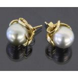 PAAR OHRSTECKER MIT GRAUEN SÜDSEEPERLEN 585/000 Gelbgold. D. ca. 10 mm A PAIR OF STUD EARRINGS