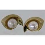 PAAR OHRSTECKER MIT MABÉ-PERLEN 585/000 Gelbgold. Brutto ca. 6,80g A PAIR OF STUD EARRINGS WITH MABE