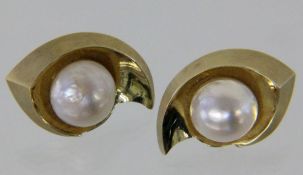 PAAR OHRSTECKER MIT MABÉ-PERLEN 585/000 Gelbgold. Brutto ca. 6,80g A PAIR OF STUD EARRINGS WITH MABE