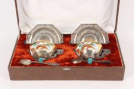 TETE À TETE China / Japan Zwei Teetassen mit farbig gemaltem Drachendekor und versilberter