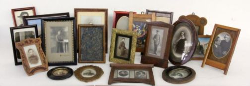 LOT VON 20 BILDERRÄHMCHEN Holz. H. max. 20cm A LOT OF 20 SMALL PICTURE FRAMES Wood. Height maximum