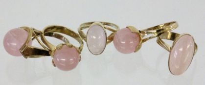 LOT VON 5 RINGEN MIT ROSENQUARZ 333/000 Gelbgold. Brutto ca. 12,7g A LOT OF 5 RINGS WITH ROSE
