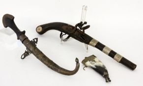 3 DEKOWAFFEN Steinschloßpistole, türkischer Dolch und Pulverhorn 3 DECORATIVE WEAPONS a flintlock