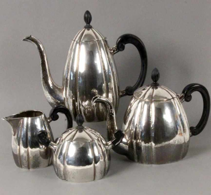 ART DECO TEE- UND KAFFEESERVICE ca. 1920er Jahre Silber 830. Hammerschlagdekor, Henkel und Knäufe