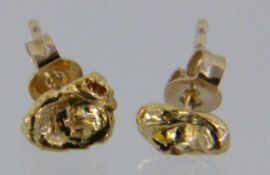 PAAR "NUGGET" OHRSTECKER, Feingold. Stift 585/000 Gelbgold. Brutto ca. 2,5g A PAIR OF ''NUGGET''