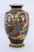 BALUSTERVASE Japan Porzellan mit umlaufend gemalten Personen. Mit Email und Goldmalerie. H.33cm A