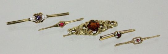 5 ANTIKE STABBROSCHEN 333/000 Gelbgold. Brutto ca. 13g 5 ANTIQUE BAR BROOCHES 333/000 yellow gold.