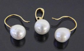 PAAR OHRSTECKER UND ANHÄNGER MIT SÜDSEEPERLEN 585/000 Gelbgold. D. ca. 11 mm A PAIR OF STUD EARRINGS