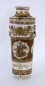 STANGENVASE Japan Umlaufende Bemalung mit Personen und Blumen in gold, braun und Email. H.33cm,