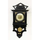 FREISCHWINGER WANDUHR um 1900 Ebonisiertes Holzgehäuse mit Messingverzierungen. Aufzugwerk mit