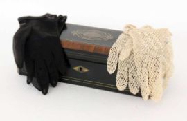 INTARSIERTE HOLZSCHLATULLE MIT 2 PAAR HANDSCHUHEN um 1900 AN INLAID WOODEN BOX WITH 2 PAIR OF GLOVES