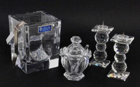 4 TEILE KRISTALLGLAS Zuckerdose, paar Kerzenleuchter und Eiskübel. 4 CRYSTAL GLASS PIECES a sugar