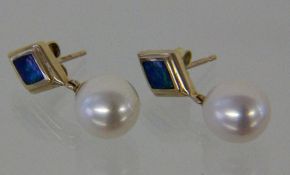 PAAR OHRSTECKER MIT PERLEN UND OPALEN 585/000 Gelbgold A PAIR OF STUD EARRINGS WITH PEARLS AND OPALS