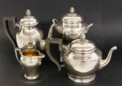 TEE- UND KAFFEESERVICE Christofle, Paris um 1900 Versilbertes Metall mit klassizistischem Dekor. 4