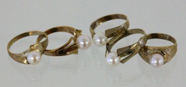 VON 5 PERLENRINGEN 333/000 Gelbgold. Butto ca. 11,5g A LOT OF 5 PEARL RINGS 333/000 yellow gold.