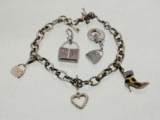 BETTELARMBAND Silber mit 5 Anhänger. Dazu 2 separate Anhänger. A CHARM BRACELET Silver with 5 charms