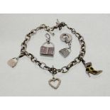 BETTELARMBAND Silber mit 5 Anhänger. Dazu 2 separate Anhänger. A CHARM BRACELET Silver with 5 charms