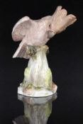 KAKADU Meissen, 19.Jh. Bunt staffierte Porzellanfigur eines Kakadus auf Baumstamm. Modell-Nr. 57