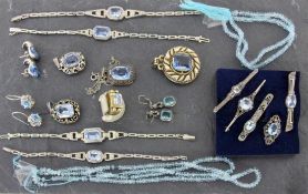 LOT VON 20 TEILEN SCHMUCK meist Silber mit Blautopasen A LOT OF 20 JEWELLERY PIECES Mostly silver