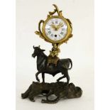 KLEINE PENDULE Frankreich, 19.Jh. Auf einem Stier befestigte Uhr im vergoldeten Bronzegehäuse. Stier