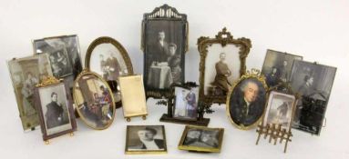 LOT VON 15 BILDERRÄHMCHEN Metall. Meist um 1900. H. max. 28cm A LOT OF 15 SMALL PICTURE FRAMES