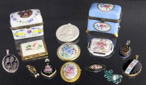 LOT 14 TEILE PORZELLAN- UND EMAILSCHMUCK und 2 Döschen A LOT OF 14 PIECES OF PORCELAIN AND ENAMEL