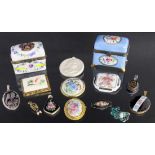 LOT 14 TEILE PORZELLAN- UND EMAILSCHMUCK und 2 Döschen A LOT OF 14 PIECES OF PORCELAIN AND ENAMEL