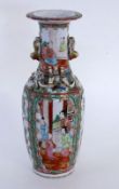 FAMILLE VERTE VASE China Mit poylchromer Bemalung. H.26,5cm. Min. best A FAMILLE VERTE VASE China