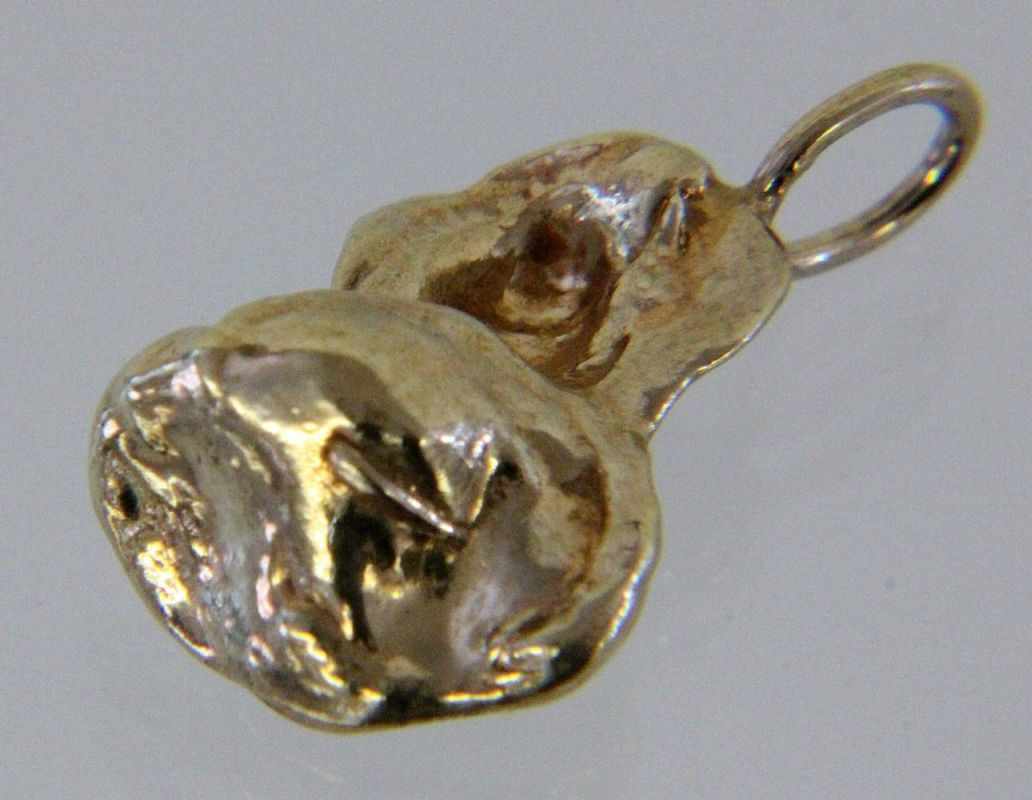 "NUGGET" ANHÄNGER, Feingold. L.2,1cm, ca. 4,4g ''A ''''NUGGET'''' PENDANT, refined gold. 2.1 mm