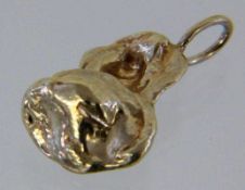 "NUGGET" ANHÄNGER, Feingold. L.2,1cm, ca. 4,4g ''A ''''NUGGET'''' PENDANT, refined gold. 2.1 mm